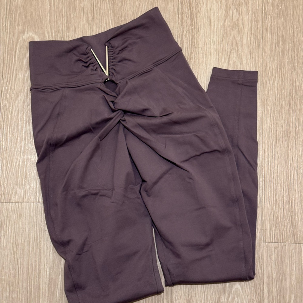 Bombshell Sportswear Victory Scrunch Leggings in Dark Lilac